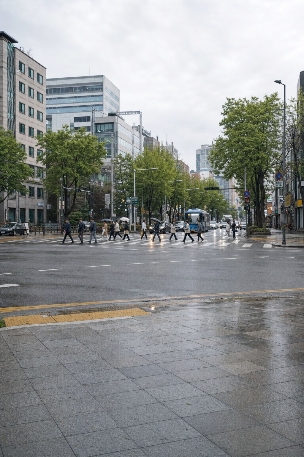비 온 뒤 도심 횡단보도를 건너는 출근길 사람들